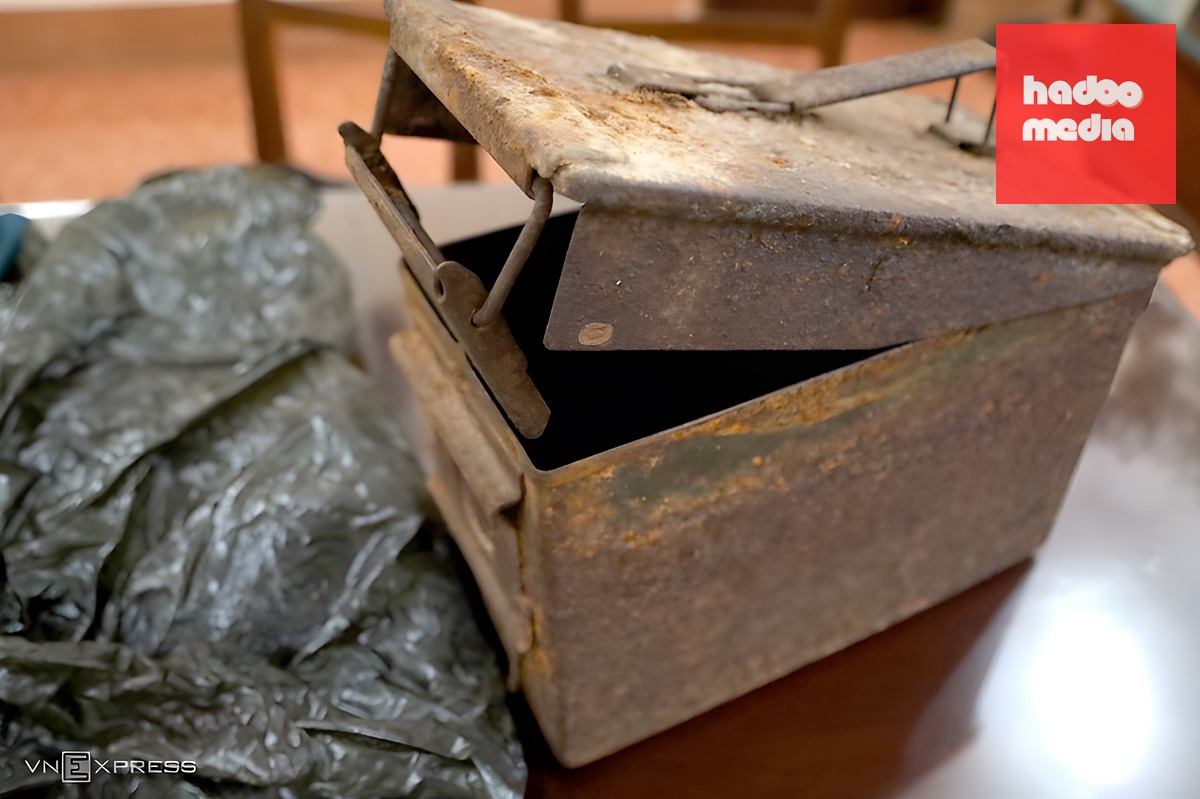 Thùng đạn bằng sắt chứa đựng một số kỷ vật, giấy tờ tìm thấy trong hang núi Chư Pa. Ảnh: Trần Hóa