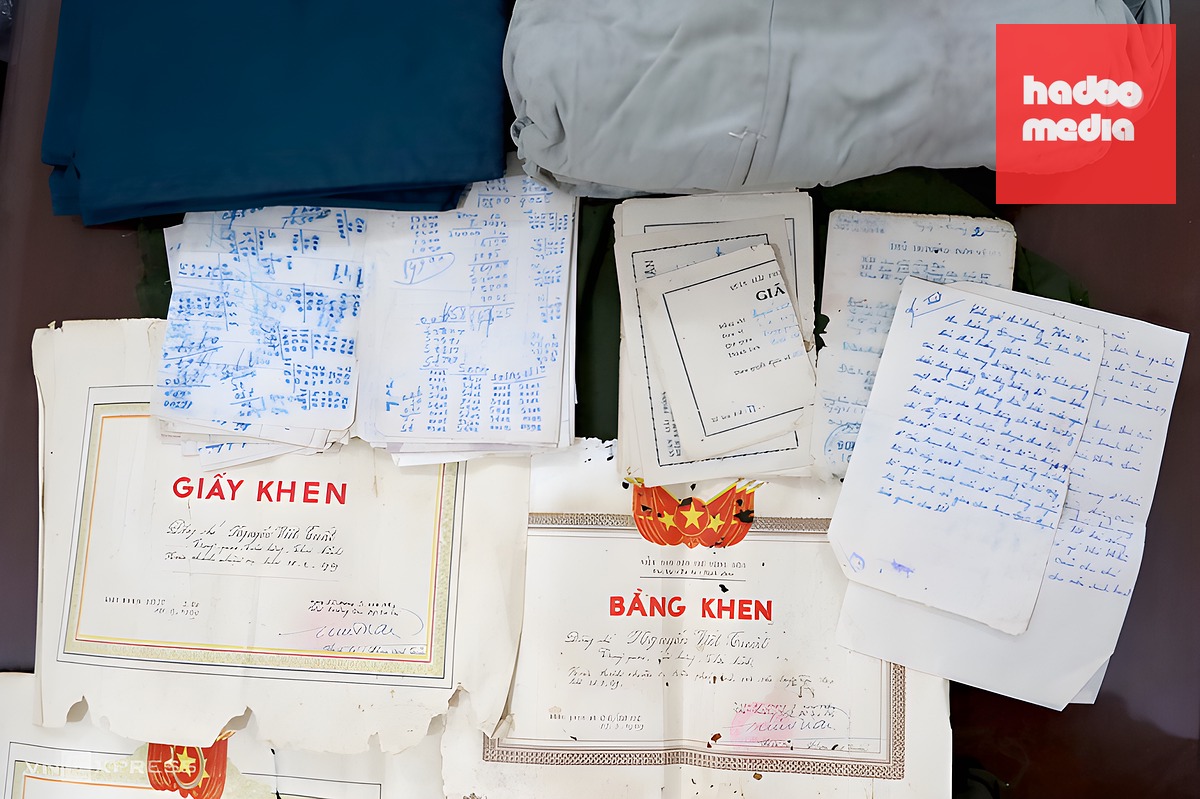 Bộ quần áo, hai võng dù cùng hàng chục giấy khen, bằng khen và ba lá thư chiến sĩ Nguyễn Viết Tuất gửi cho gia đình, người thân. Ảnh: Trần Hóa