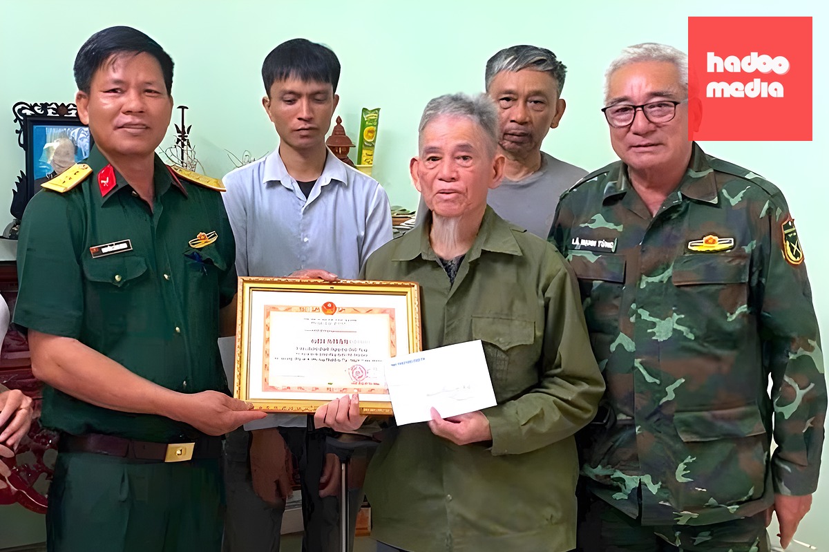Thượng tá Nguyễn Cảnh Minh, Giám đốc Bảo tàng Binh đoàn Tây Nguyên, trao bằng ghi nhận của Cục Chính trị Quân đoàn 34 và quà cho cụ Nguyễn Viết Tuất vì đã hiến tặng hiện vật cho Bảo tàng. Ảnh: Gia đình cung cấp