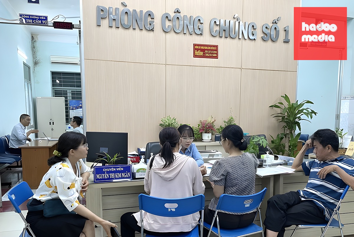 Người dân làm thủ tục công chứng tại TP.HCM - Ảnh: N.X.