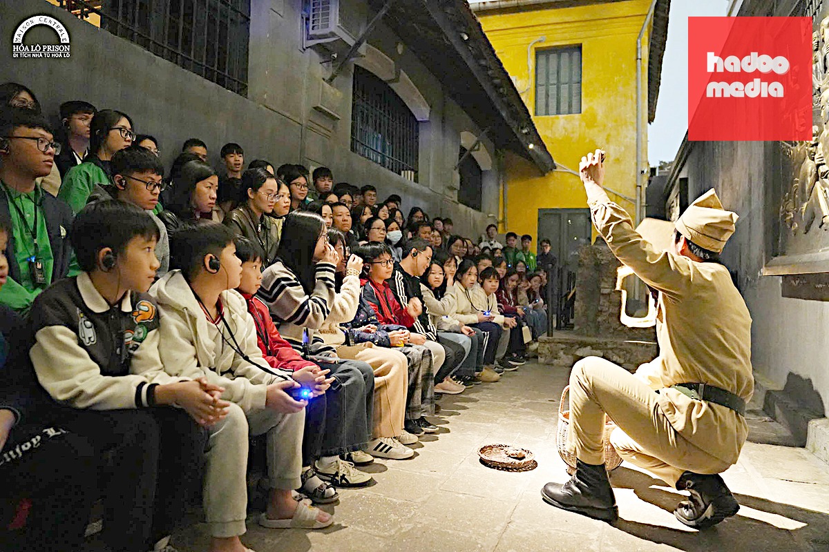 Tour “Đêm Thiêng Liêng” tại Nhà tù Hỏa Lò gây ấn tượng cho du khách - Ảnh: FANPAGE DI TÍCH NHÀ TÙ HỎA LÒ