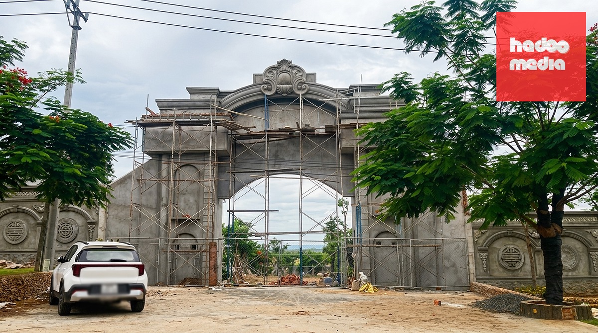 Cổng ra vào và tường rào được xây dựng hoành tráng của hộ bà H.T.P. tiếp tục hoàn thiện dù đã bị chủ tịch UBND xã Ia Hrú xử phạt, yêu cầu phá dỡ - Ảnh: H.T.