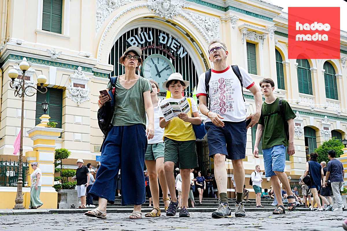 Gia đình du khách tìm hiểu và khám phá TP.HCM - Ảnh: HỮU HẠNH