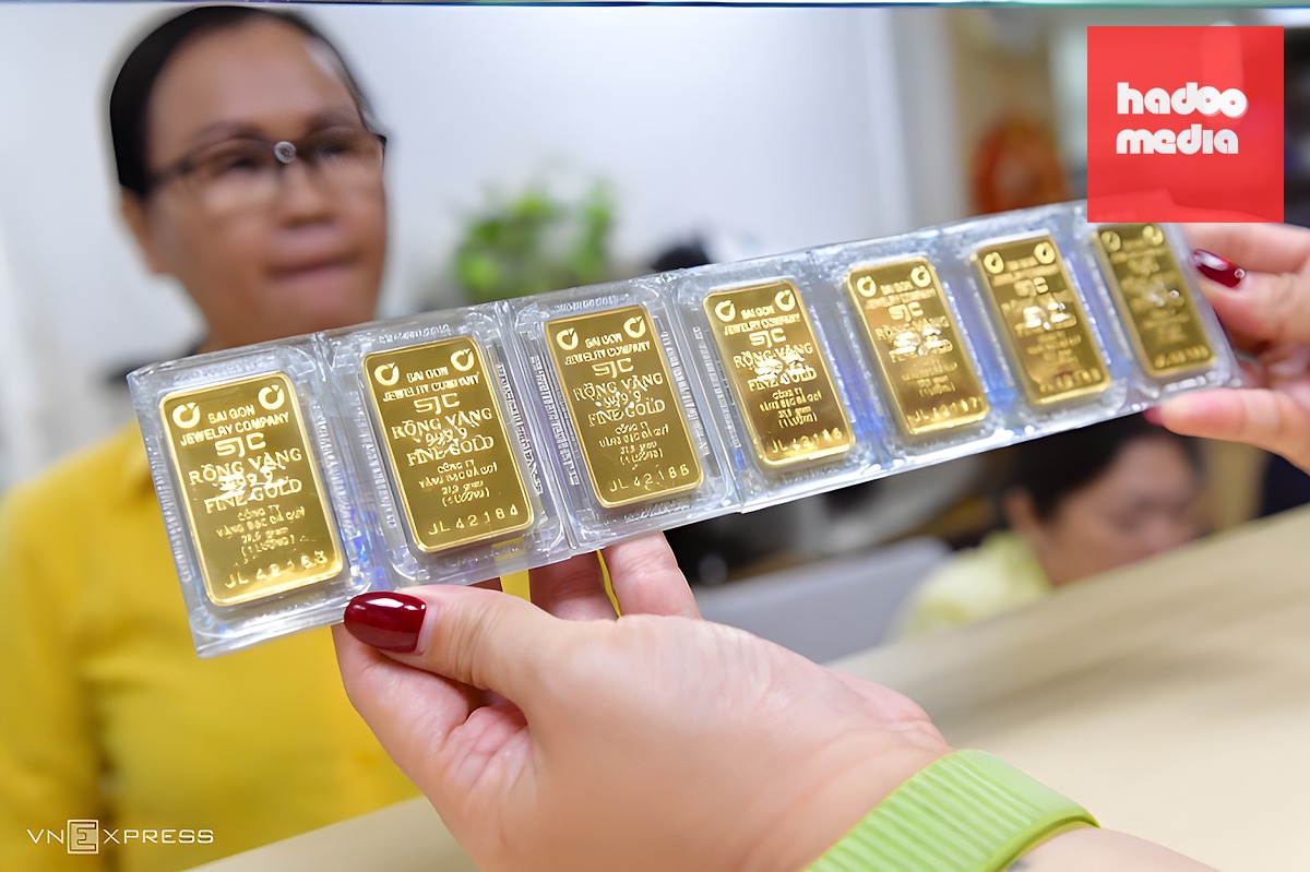 Giao dịch vàng miếng tại SJC Nguyễn Thị Minh Khai ngày vía Thần tài. Ảnh: Thanh Tùng