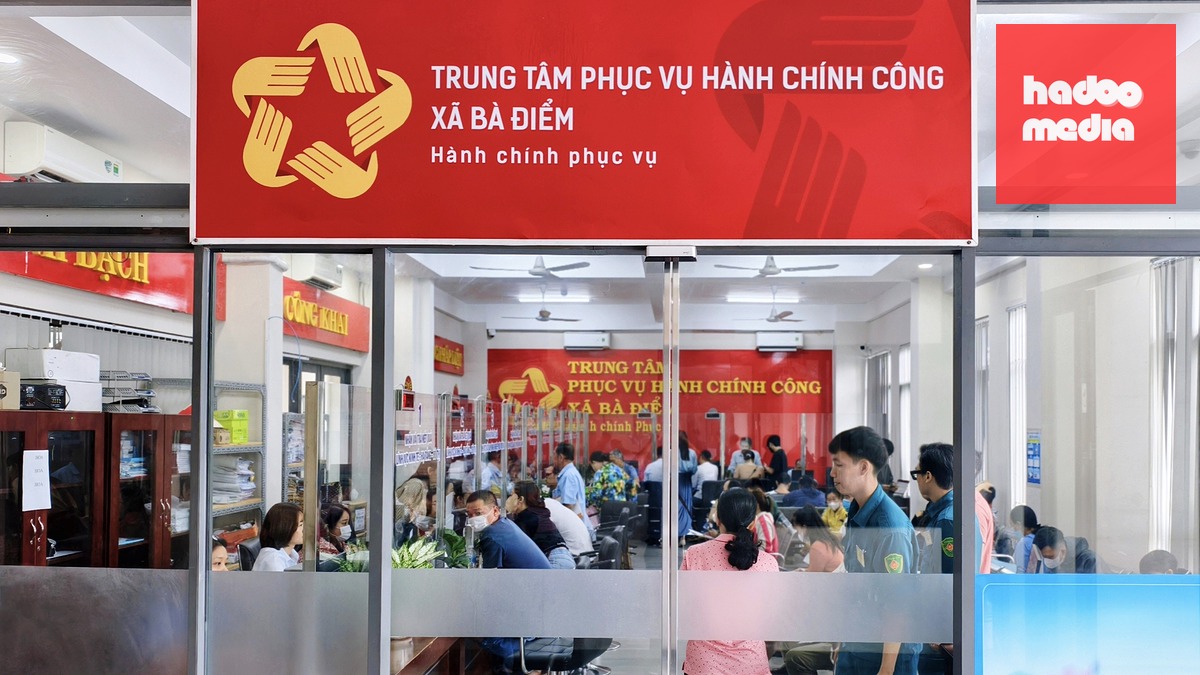 Đảng ủy xã Bà Điểm thông báo sẽ tiếp nhận 3 công chức từ nguồn người hoạt động không chuyên trách ở các xã thuộc địa bàn huyện Hóc Môn cũ trước ngày 1-7 - Ảnh: NGỌC KHẢI