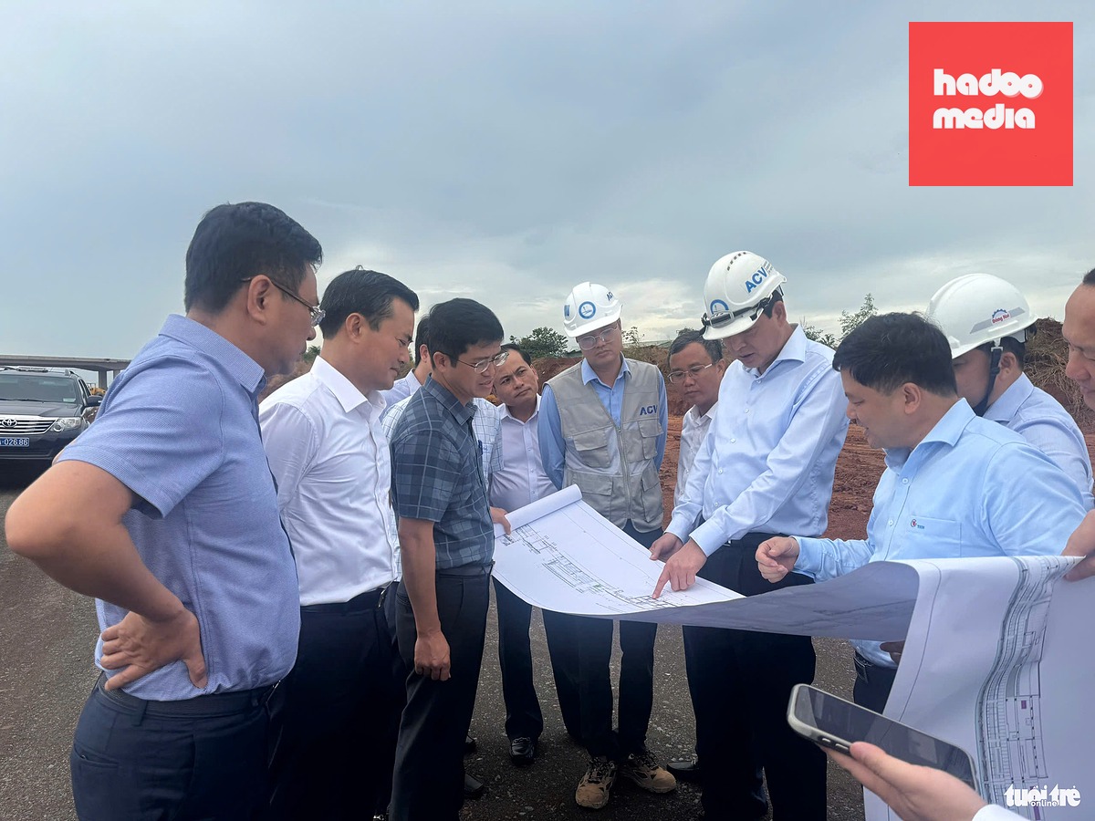 Thứ trưởng Bộ Xây dựng Bùi Xuân Dũng đi thị sát tại khu vực TP.HCM và Đồng Nai để kiểm tra về hướng tuyến làm đường sắt kết nối sân bay Long Thành - Ảnh: AN BÌNH