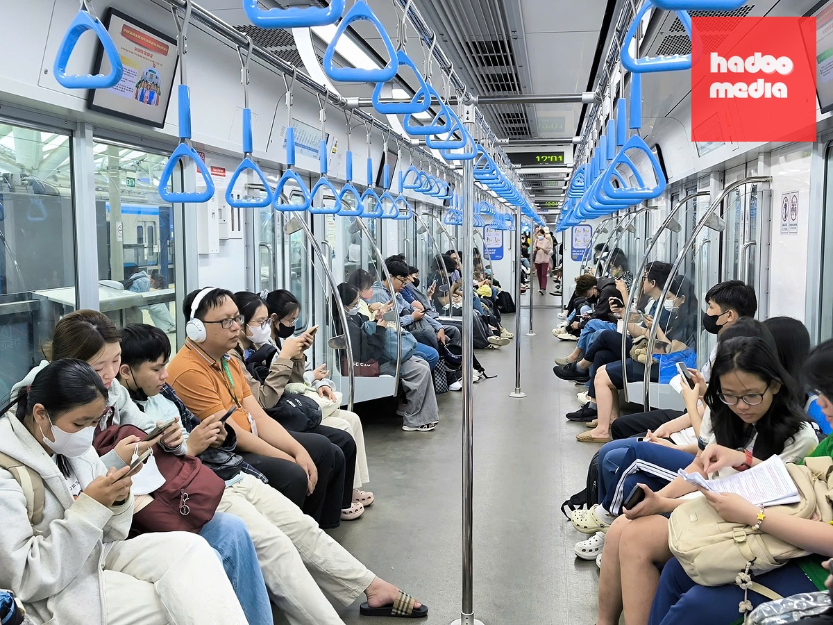 Hành khách đang đi trên tuyến metro số 1 (Bến Thành - Suối Tiên) - Ảnh: CHÂU TUẤN