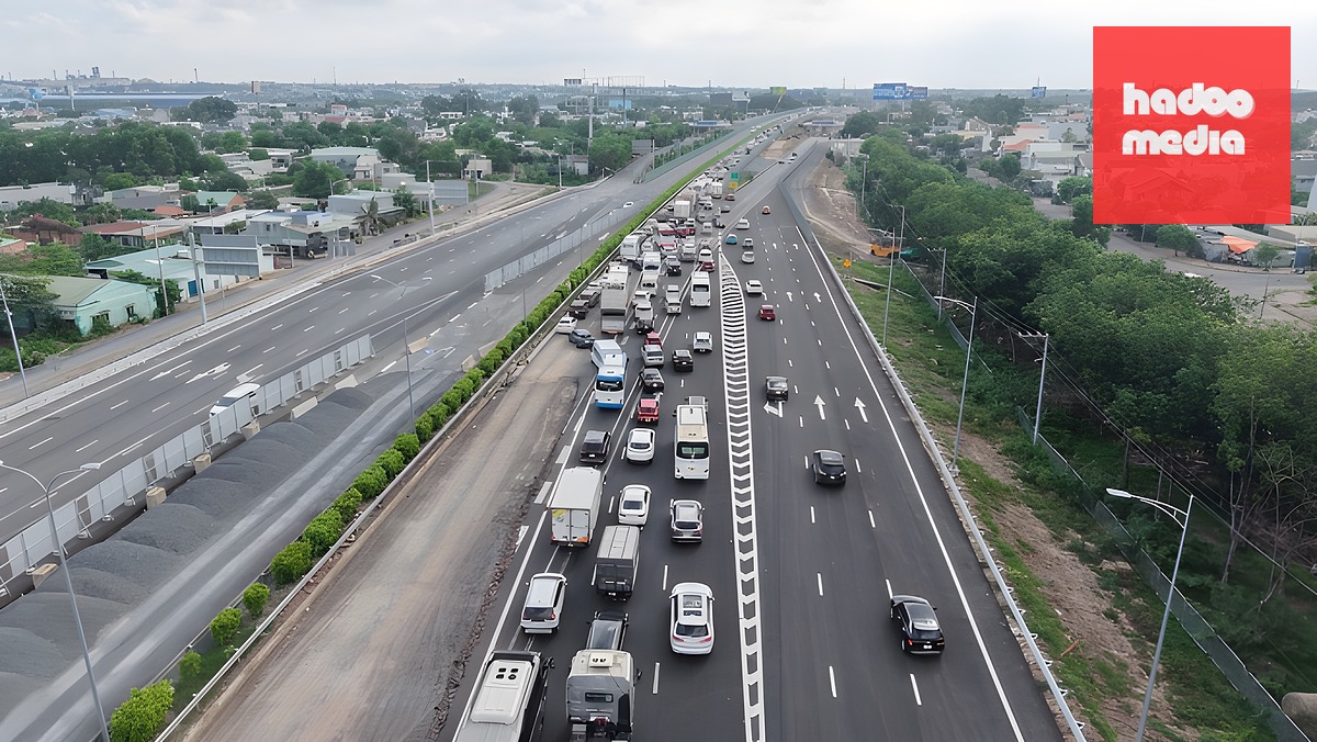 Nút giao cao tốc TP HCM - Long Thành - Dầu Giây và nhánh đường từ cao tốc Biên Hòa - Vũng Tàu về kẹt cứng chiều 24/5. Ảnh: Phước Tuấn