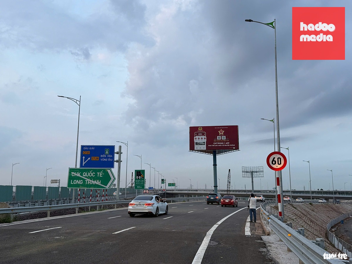 Lúc 18h ngày 24-5, các xe di chuyển trên cao tốc TP.HCM - Long Thành từ TP.HCM đã di chuyển được vào cao tốc Biên Hòa - Vũng Tàu để rút ngắn thời gian di chuyển - Ảnh: X.K
