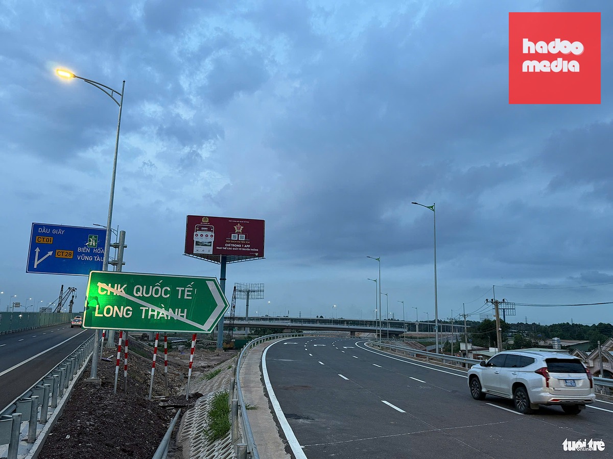 Hướng đi thẳng để vào sân bay Long Thành chưa khai thác nên biển báo được gắn lên để các phương tiện lưu ý khi nhập làn - Ảnh: X.K