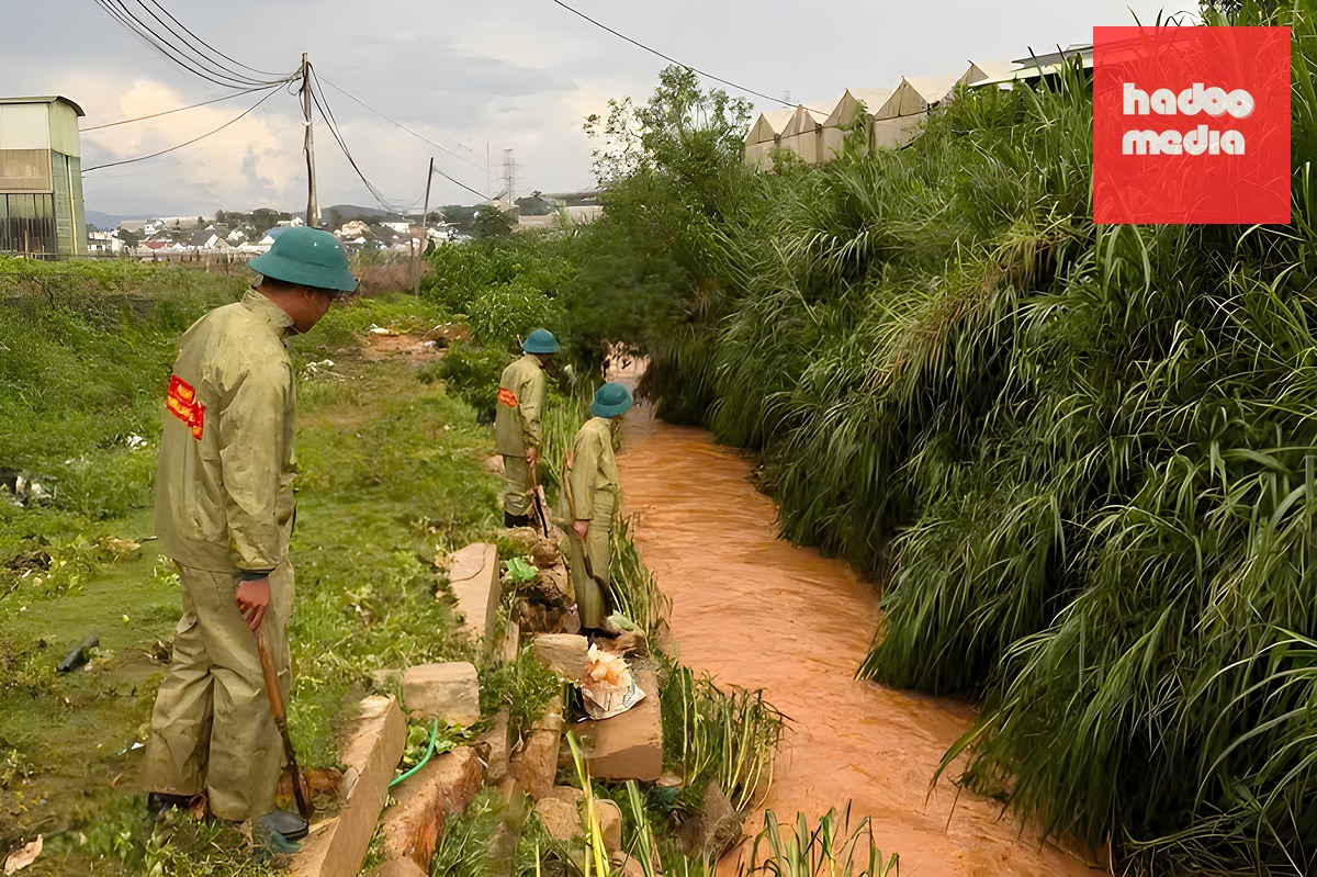 Lực lượng quân sự tìm kiếm tung tích bé gái dọc suối. Ảnh: Hoài Thanh