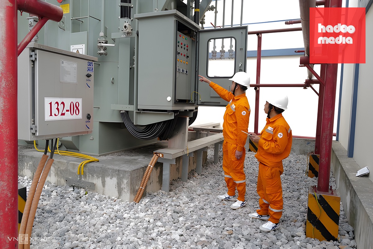 Công nhân Điện lực Hà Nội kiểm tra tại trạm biến áp Láng Hạ, tháng 12/2022. Ảnh: Ngọc Thành