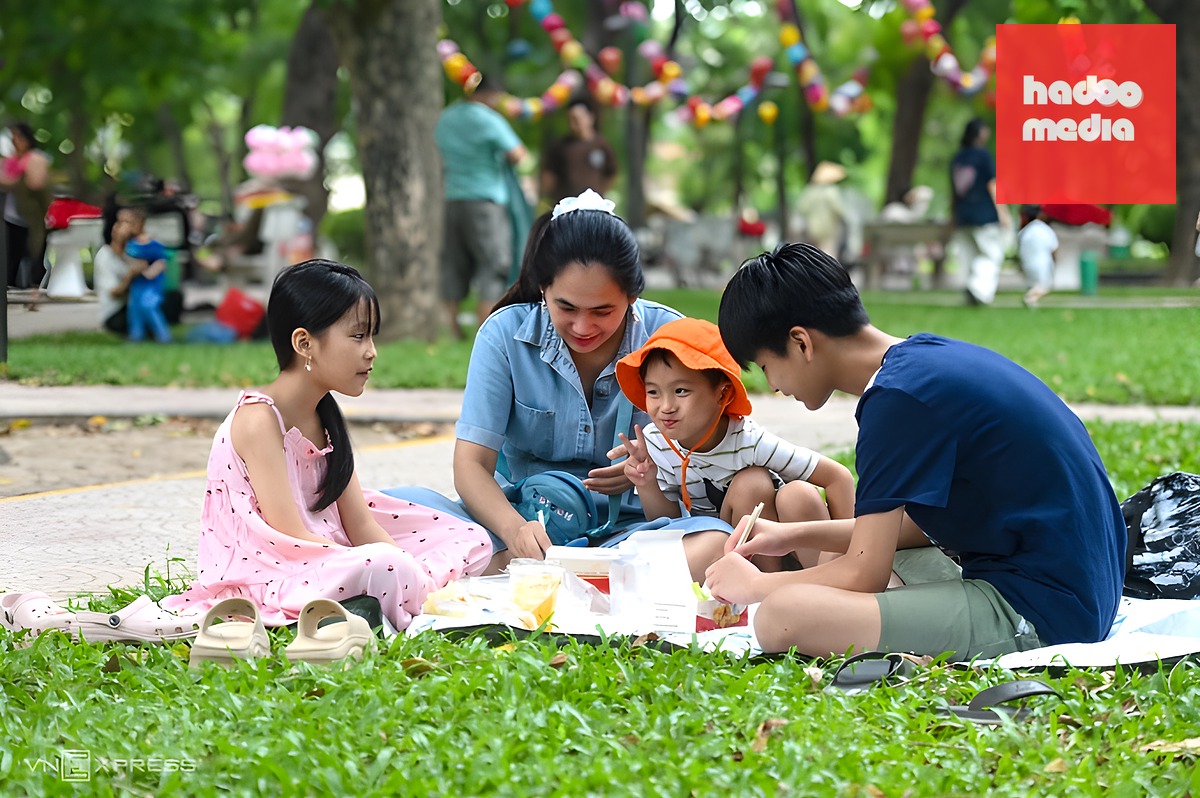 Người dân Hà Nội tranh thủ kỳ nghỉ lễ 30/4-1/5 đưa con đi vui chơi ở công viên trong thành phố. Ảnh: Thế Bằng