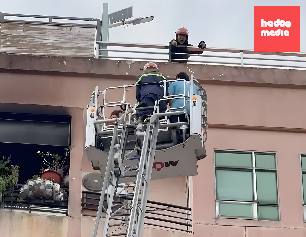 Một số phụ nữ, trẻ em mắc kẹt ở ban công căn hộ tầng 11 được lính cứu hỏa giương thang tiếp cận đưa xuống an toàn.