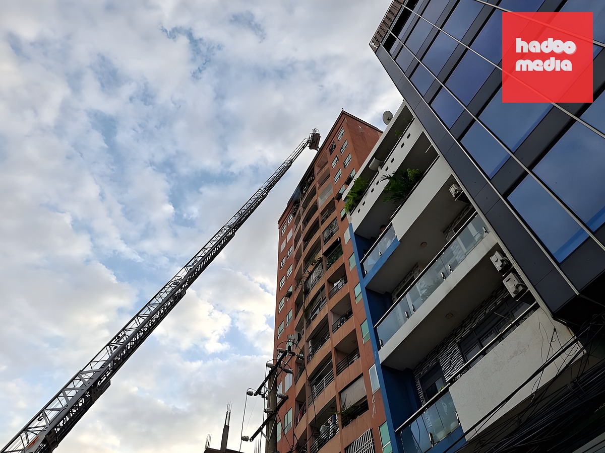 Cảnh sát giương thang cao hơn 20 m để chữa cháy. Ảnh: Minh Bằng