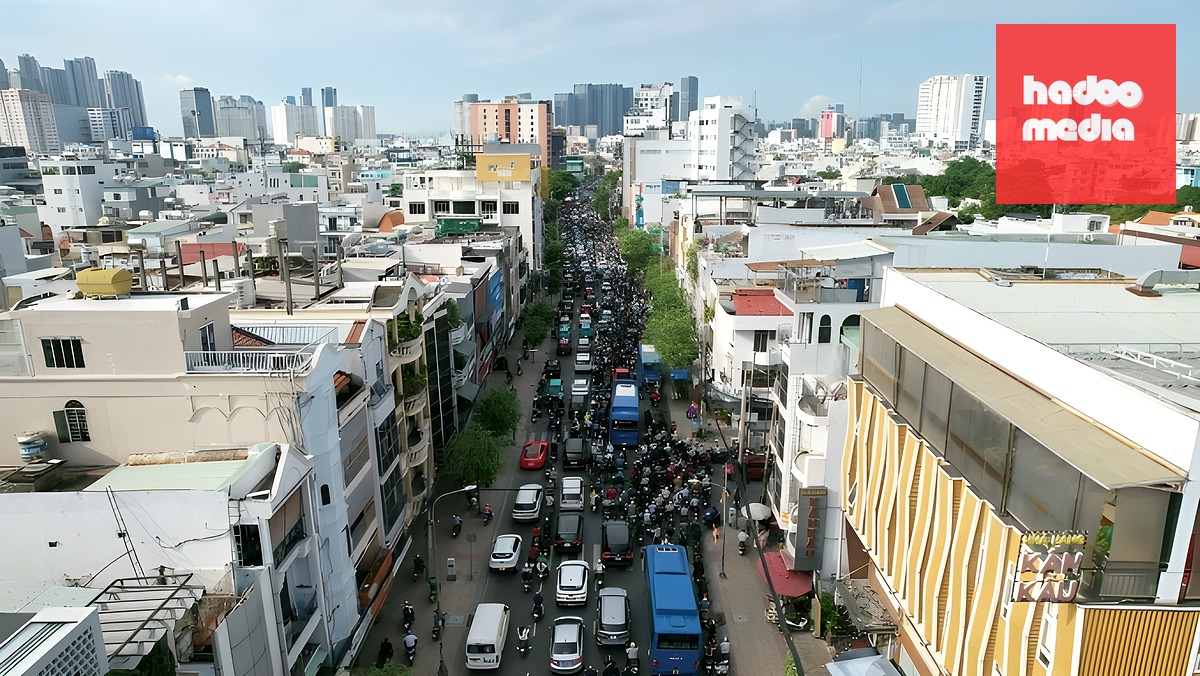 Đường Đinh Bộ Lĩnh ùn tắc kéo dài sáng 25/5. Ảnh: Đình Văn