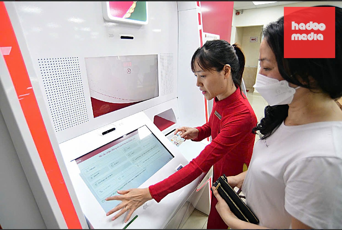 Ngân hàng Nhà nước đã yêu cầu các ngân hàng siết chặt yêu cầu định danh khách hàng, tăng cường đối chiếu sinh trắc học thông qua CCCD gắn chip và ứng dụng VNeID - Ảnh: QUANG ĐỊNH
