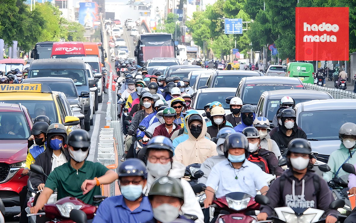 TP.HCM lắp dải phân cách tự động dùng năng lượng mặt trời đầu tiên trên đường Cộng Hòa - Ảnh 2.