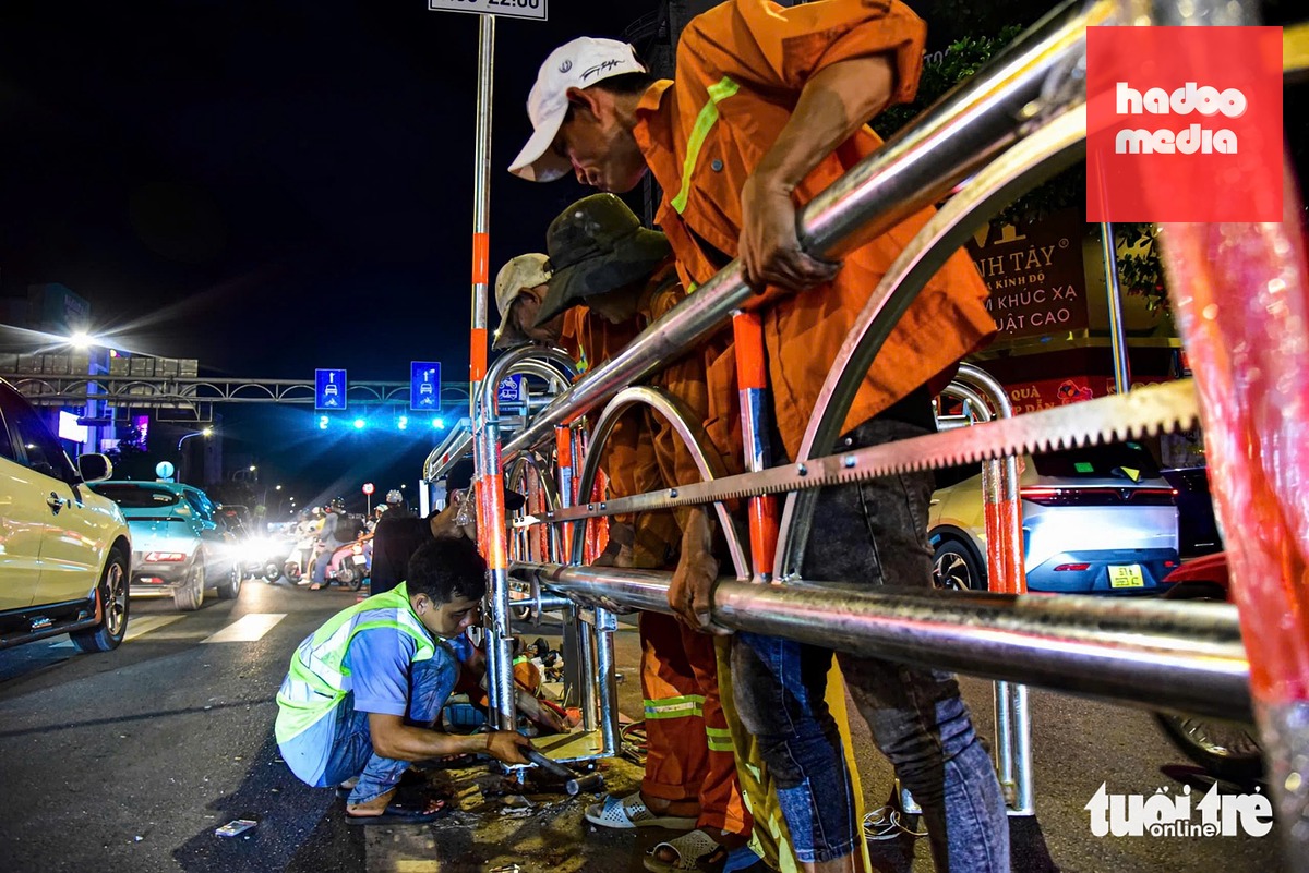 Dải phân cách dài khoảng 30m, phục vụ đóng mở giao lộ theo từng khung giờ lưu thông - Ảnh: TRÍ ĐỨC