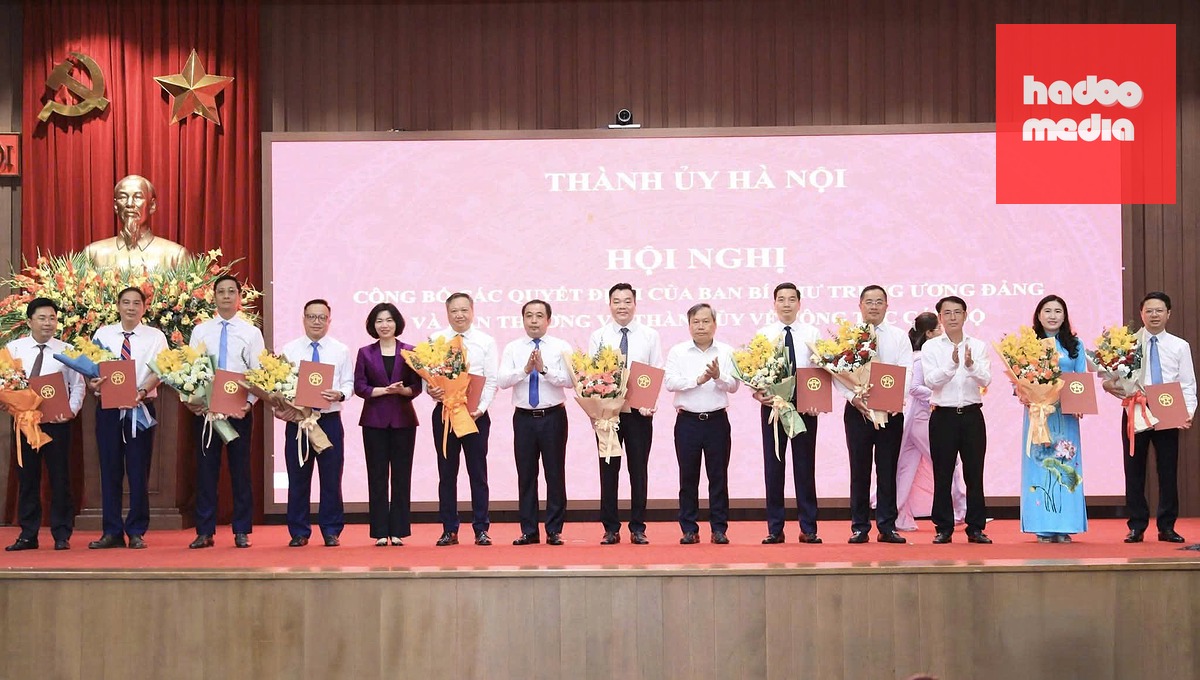 Hà Nội trao quyết định, tặng hoa chúc mừng các cán bộ được bổ nhiệm - Ảnh: N.T.