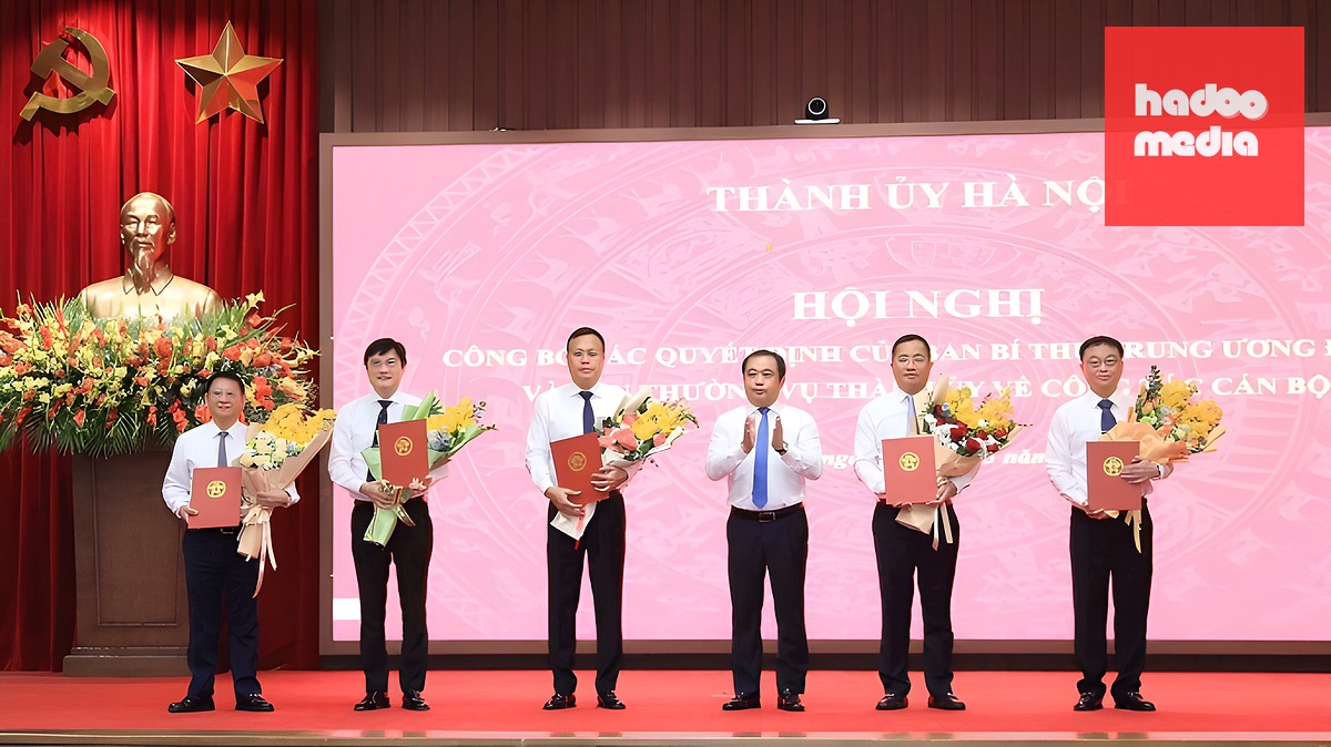Bí thư Thành ủy Hà Nội Trần Đức Thắng trao quyết định của Ban Bí thư Trung ương Đảng về công tác cán bộ và tặng hoa chúc mừng các cá nhân nhận nhiệm vụ mới. Ảnh: Quang Thái