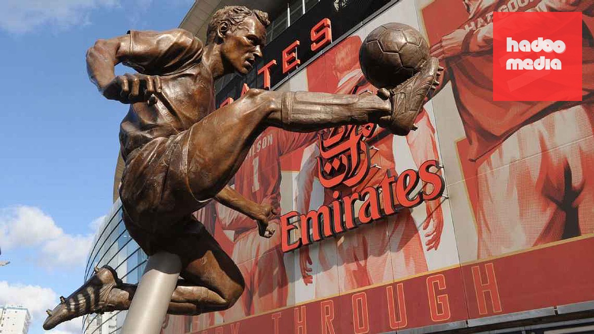 Bergkamp được Arsenal dựng tượng.