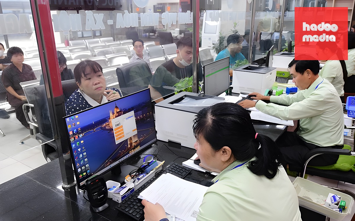 Bộ Nội vụ hướng dẫn về tinh giản biên chế và tiếp nhận người không chuyên trách làm công chức - Ảnh 2.