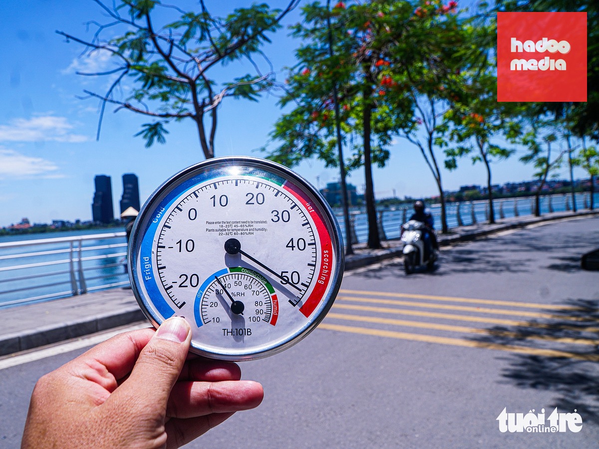 Nhiệt độ thực tế nền đường ở Hà Nội vượt ngưỡng 50 độ C trong ngày 25-5 - Ảnh: PHẠM TUẤN