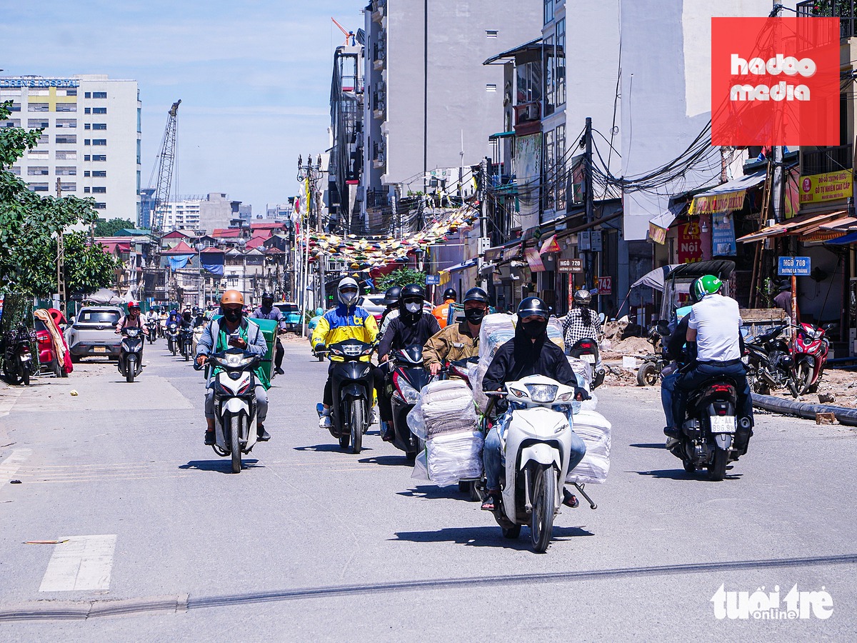 Đường phố Hà Nội thưa vắng người hơn vì nắng nóng - Ảnh: PHẠM TUẤN