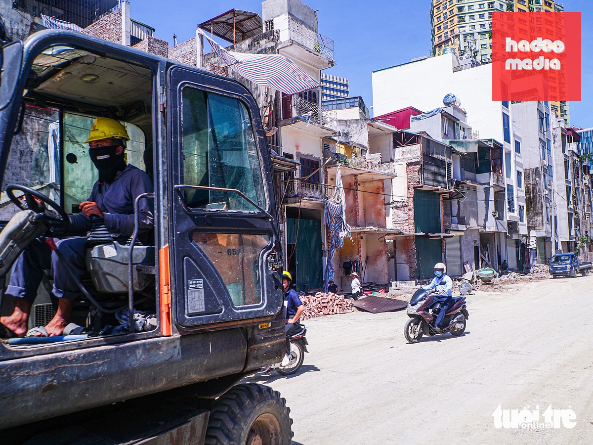 Công nhân đội nắng bám công trường đường vành đai 1 - Ảnh: PHẠM TUẤN