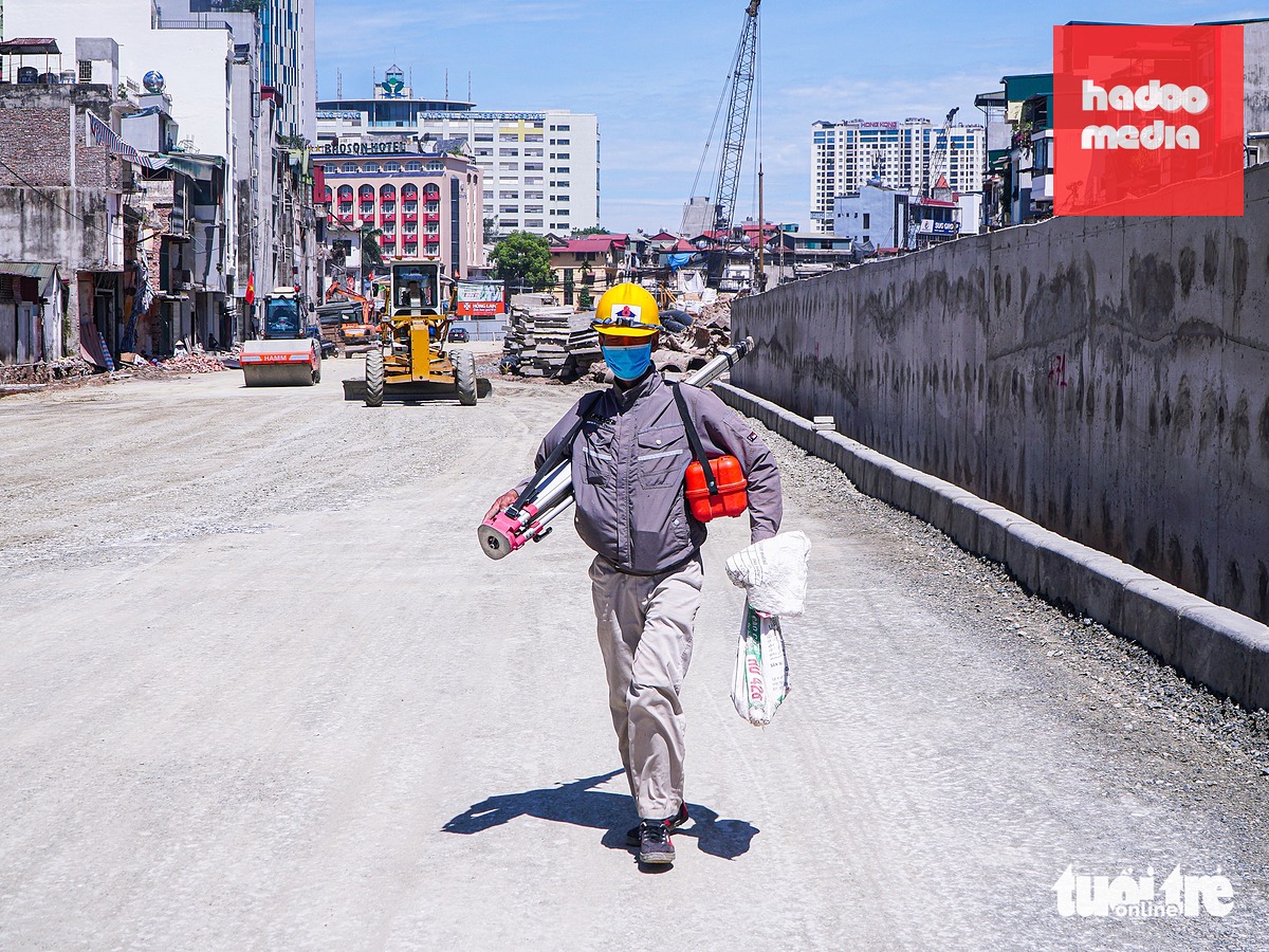 Tại đường vành đai 1, một số đoạn đã rải xong phần đá lót nền đường - Ảnh: PHẠM TUẤN