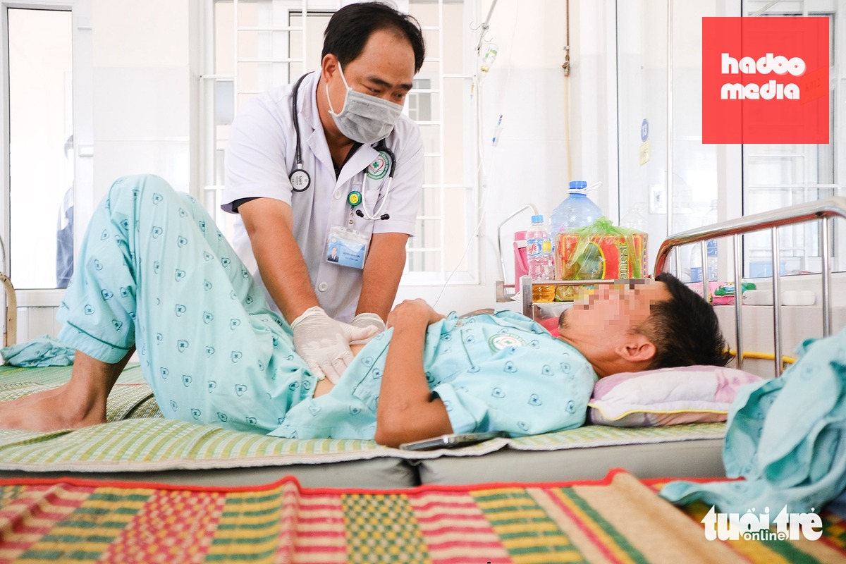 Bác sĩ thăm khám cho bệnh nhân H.V.H., trú phường An Nhơn Bắc, Gia Lai, vì nghi ngộ độc sau khi ăn bánh mì - Ảnh: TẤN LỰC