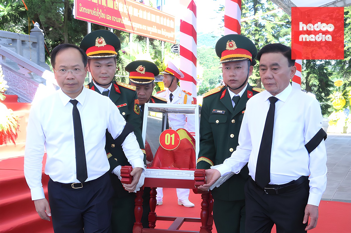 Thường trực Ban Bí thư Trần Cẩm Tú, Bí thư Tỉnh ủy Hà Tĩnh Nguyễn Duy Lâm (hàng đầu, từ phải qua) cùng các đại biểu di chuyển hài cốt liệt sĩ về nơi an nghỉ cuối cùng, ngày 25/5. Ảnh: Hùng Lê
