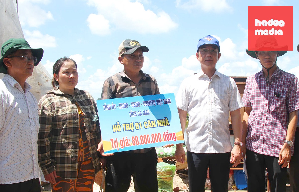 Ông Hồ Thanh Thủy (thứ hai từ phải sang) trao hỗ trợ 80 triệu đồng cho hộ có nhà bị sập hoàn toàn do dông, lốc - Ảnh: THANH HUYỀN