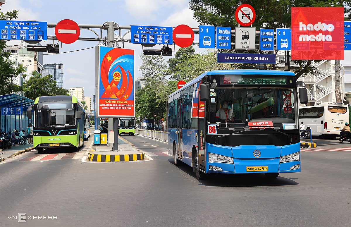 Xe buýt chở khách tại trung tâm TP HCM, tháng 4/2026. Ảnh: Quỳnh Trần