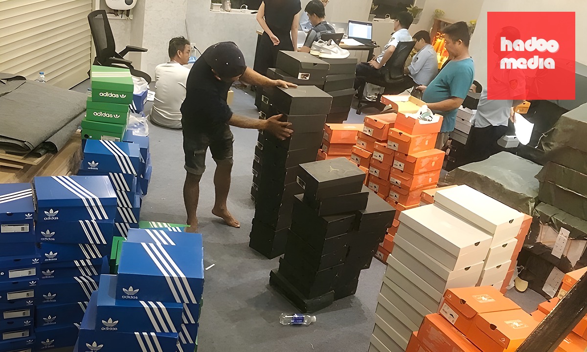 Kho hàng giả tại phường Long Trường, TP HCM. Ảnh: Quản lý thị trường TP HCM