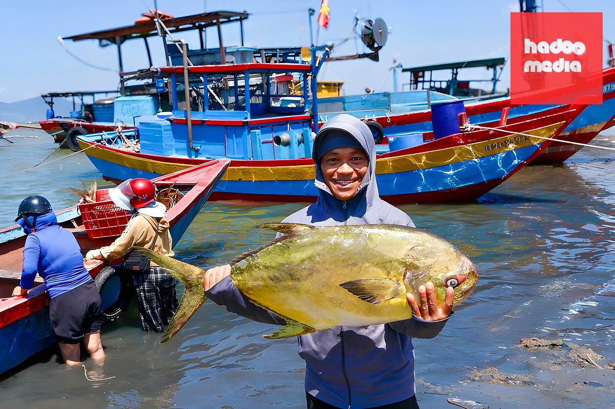 Trong mẻ cá bắt được, nhiều con nặng khoảng 20 kg. Ảnh: Hùng Lê
