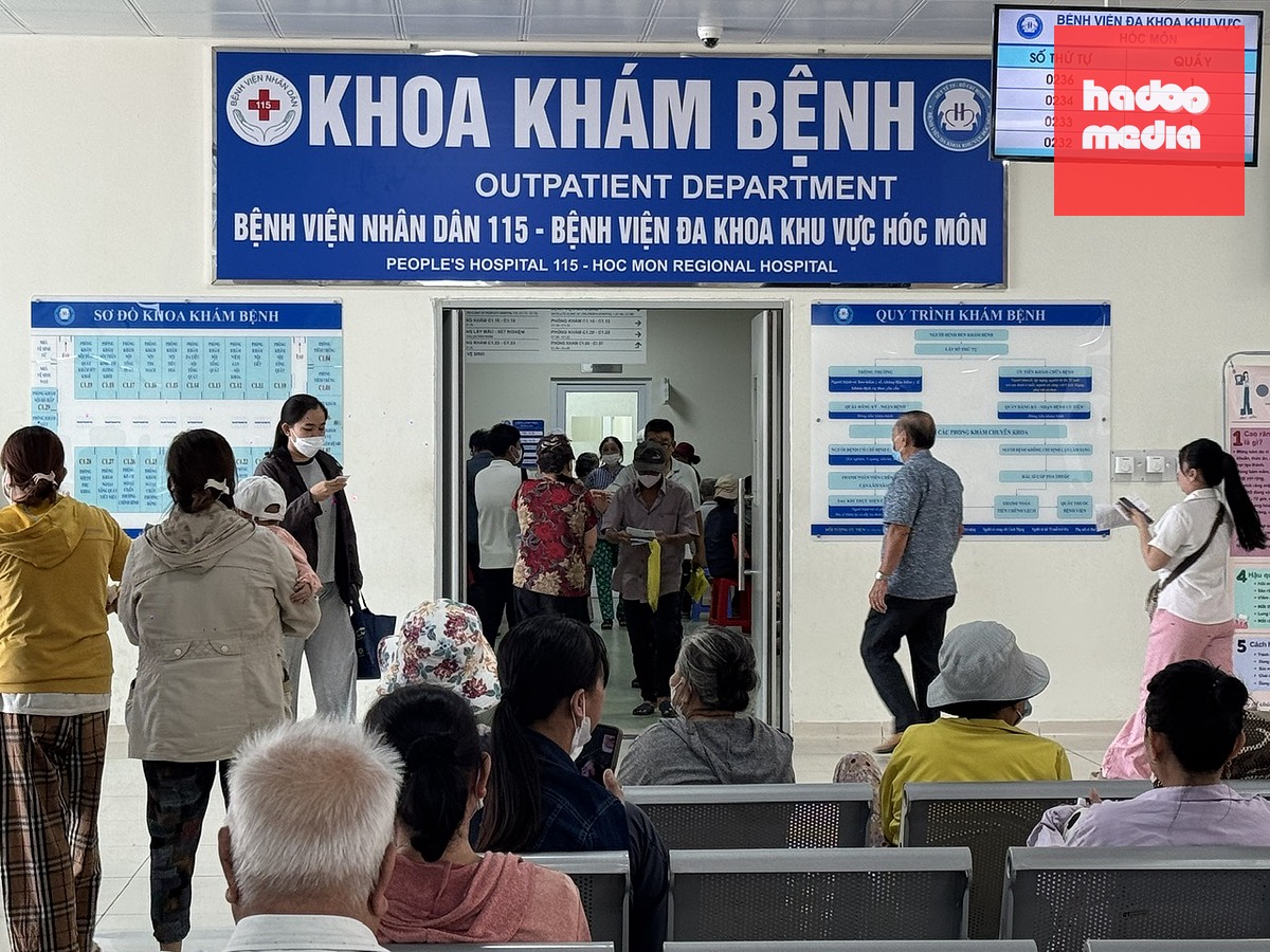 Người dân chờ khám bệnh tại Bệnh viện Đa khoa khu vực Hóc Môn (TP.HCM) - Ảnh: XUÂN MAI