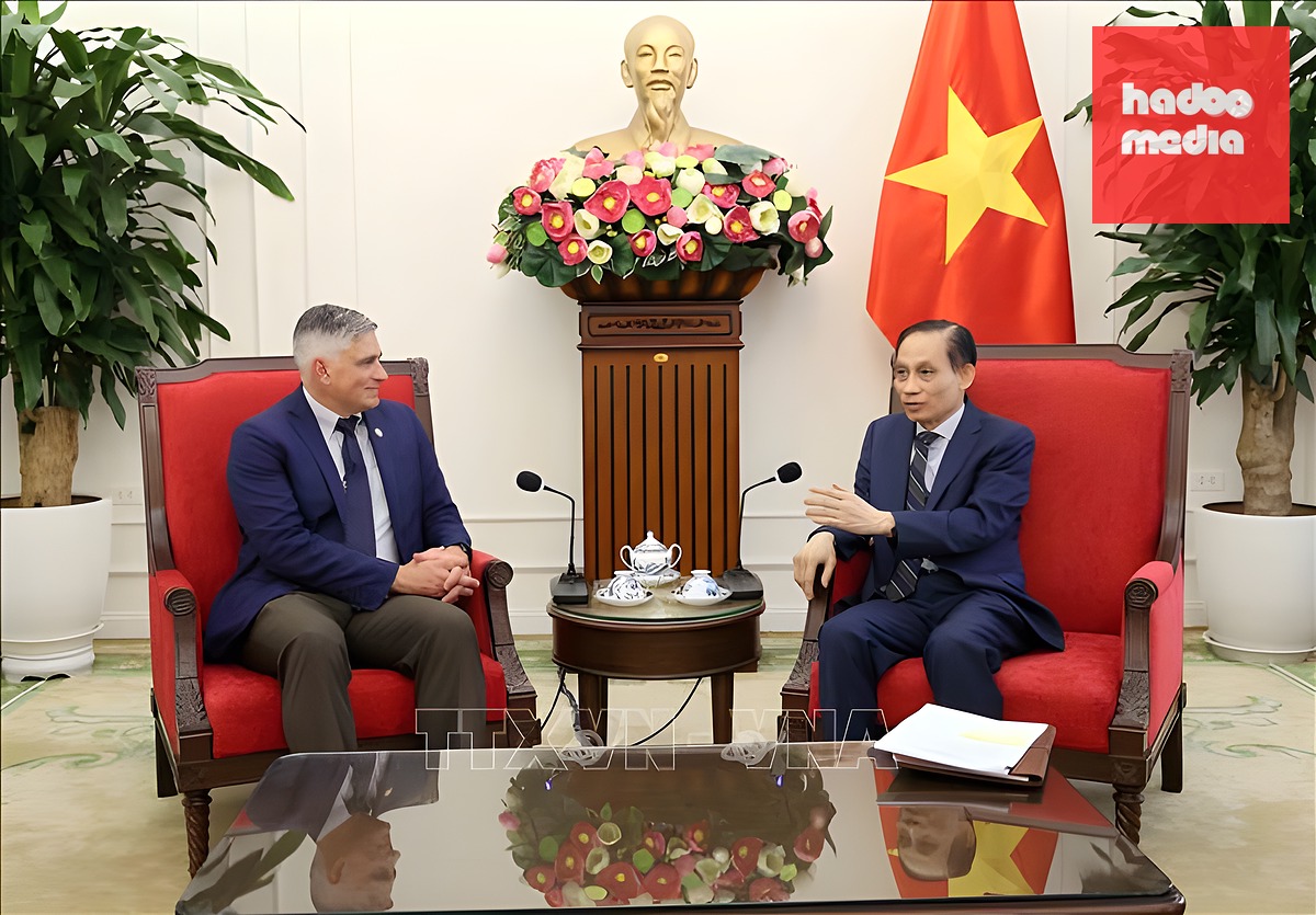Bộ trưởng Ngoại giao Lê Hoài Trung trao đổi với Hạ nghị sĩ Micheal Baumgartner thuộc Đảng Cộng hòa - Ảnh: TTXVN