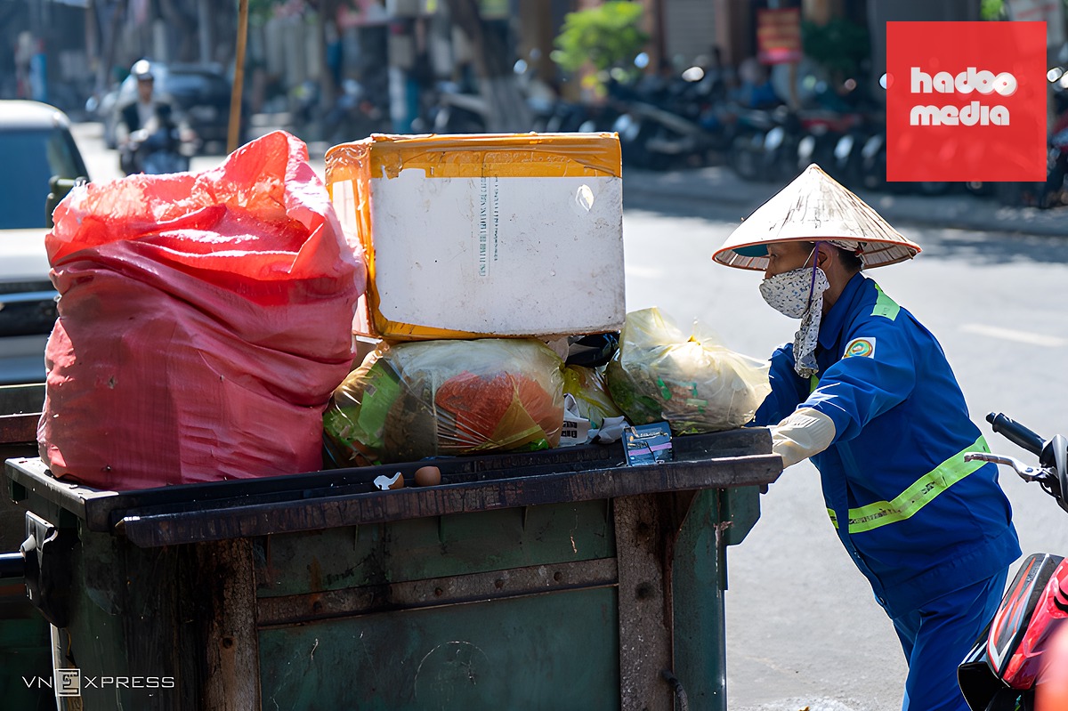 Công nhân Ông Thị Mỹ Linh trong ca làm, rác thải thường vượt thùng do quá tải ở khu vực trung tâm thành phố. Ảnh: Nguyễn Đông