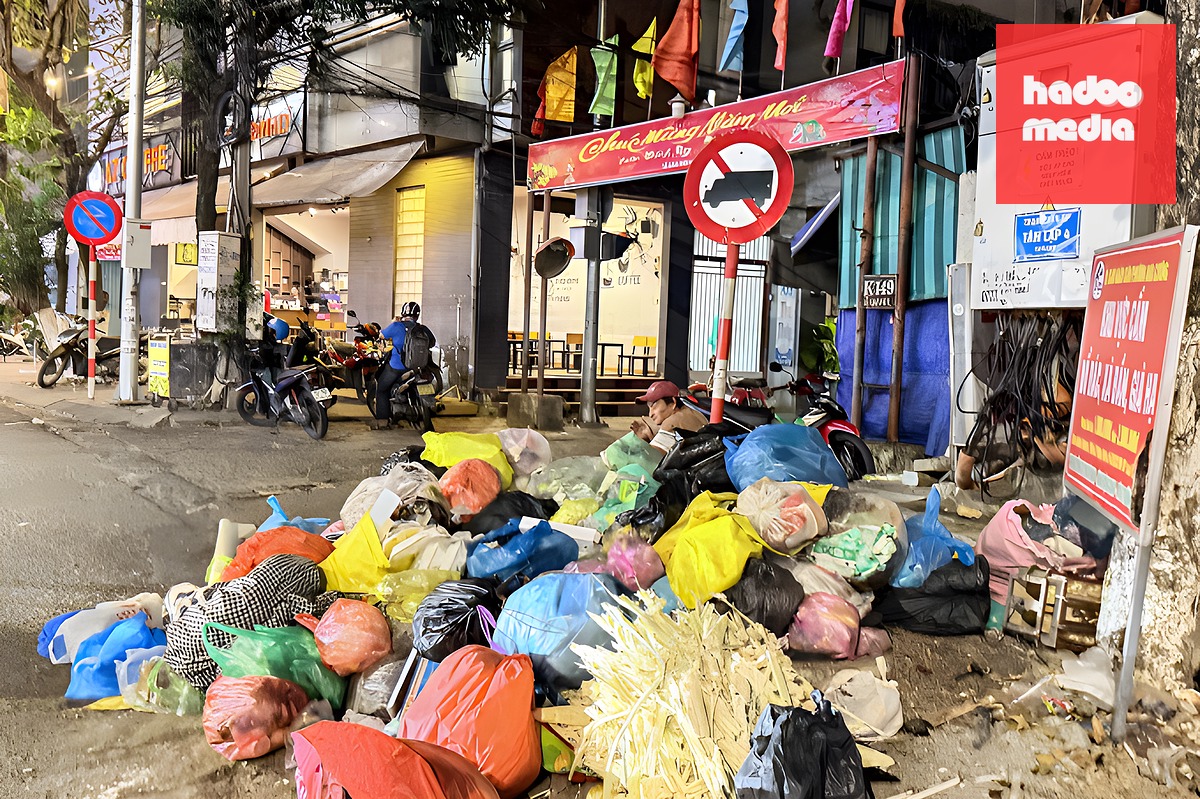 Phế thải, rác thải tập kết trái phép tại kiệt 149 Lê Đình Lý, phường Hòa Cường, lúc 20h30 tối 25/5. Ảnh: Nguyễn Đông