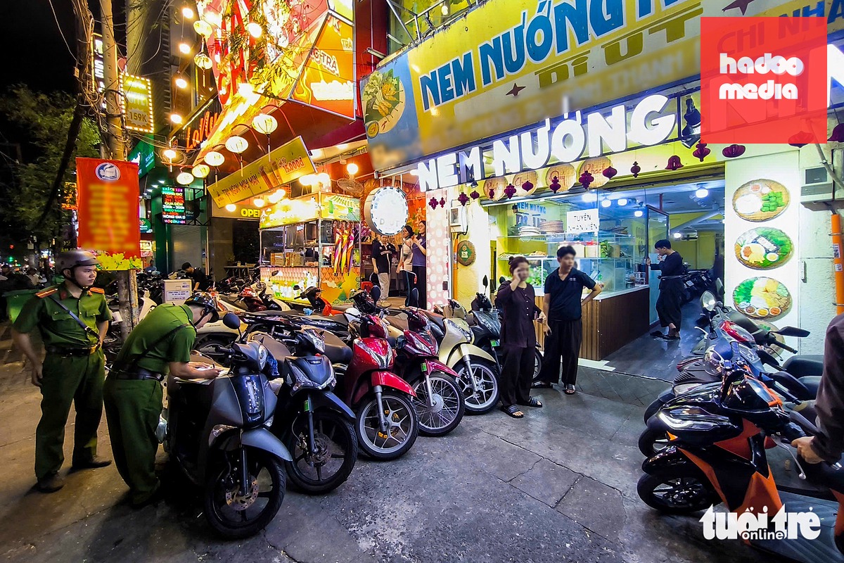 Một số hàng quán để xe dàn ngang trên vỉa hè bị kiểm tra nhắc nhở, xử phạt hành chính - Ảnh: CHÂU TUẤN