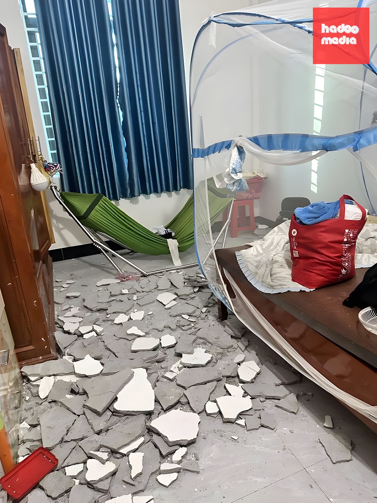 Sau khi xảy ra sự việc, người nhà đã quét các mảng vữa trên giường xuống nền nhà. Ảnh: Hùng Lê