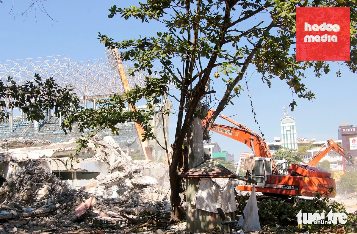 Xe cơ giới liên tục hoạt động, phá bỏ các hạng mục bên trong sân bóng từng gắn liền với ký ức của nhiều thế hệ người dân TP Đà Nẵng - Ảnh: THANH NGUYÊN