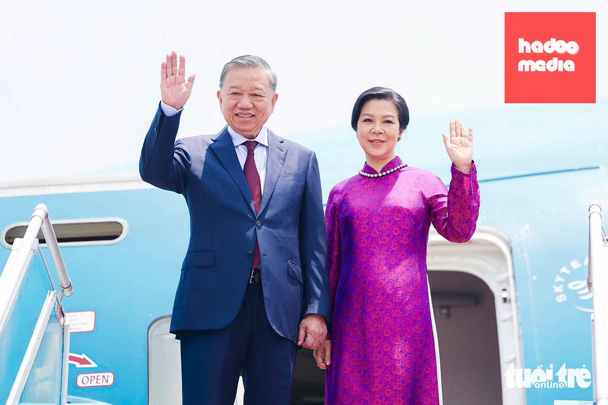 Tổng Bí thư, Chủ tịch nước Tô Lâm và Phu nhân vẫy tay chào trước khi vào chuyên cơ sang Thái Lan trưa 27-5 - Ảnh: NGUYỄN KHÁNH
