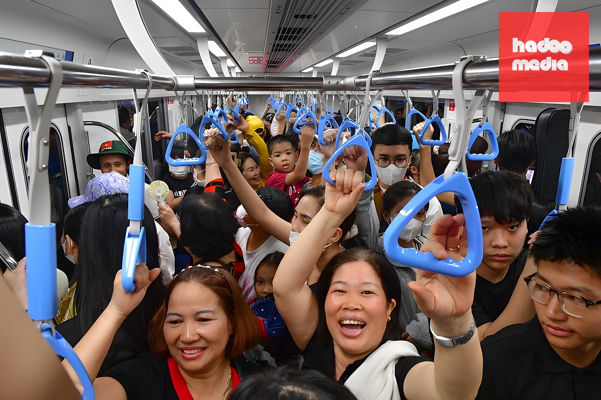 Người dân đi metro số 1. Ảnh: Quỳnh Trần