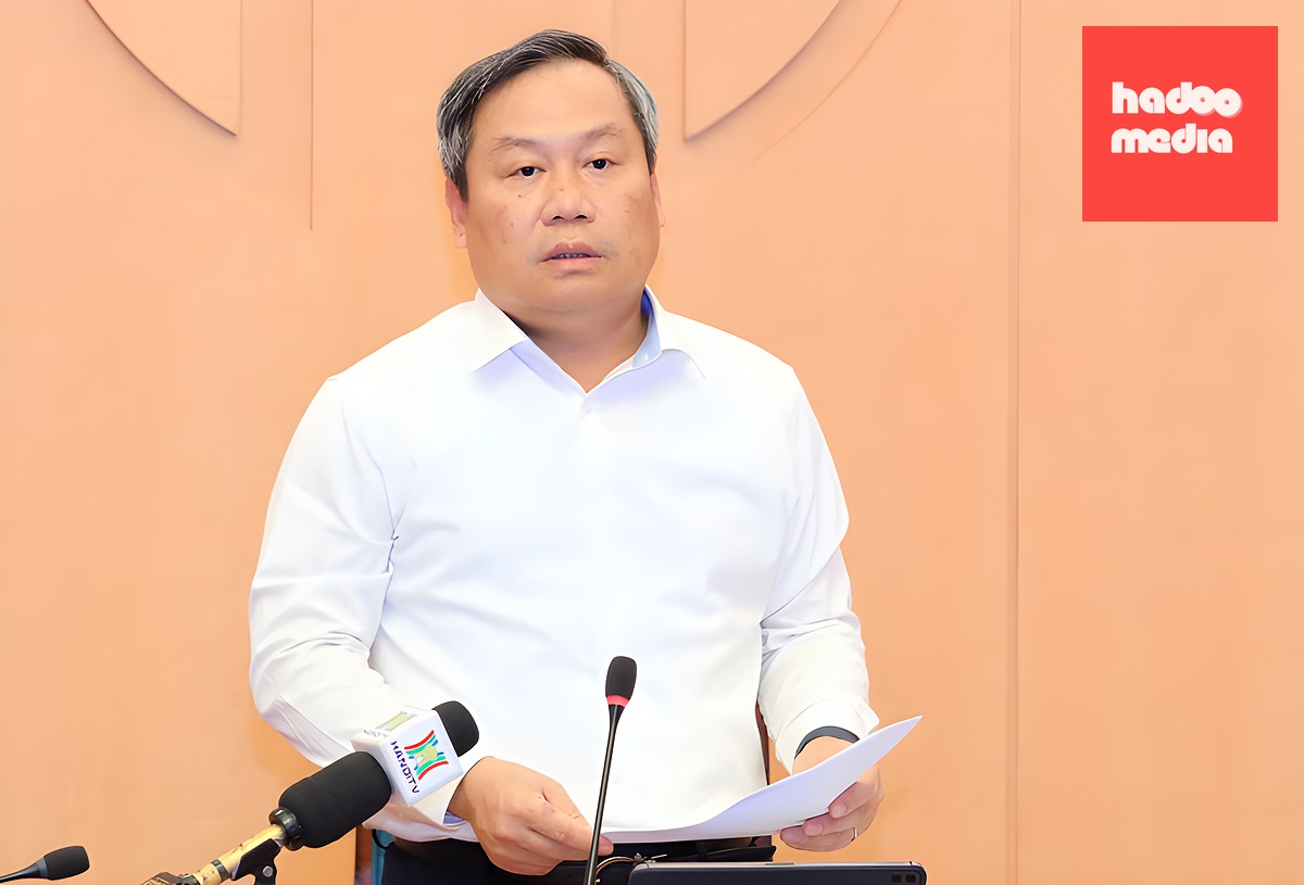 Chủ tịch UBND thành phố Hà Nội Vũ Đại Thắng phát biểu tại cuộc họp chiều 27/5. Ảnh: Hoàng Phong