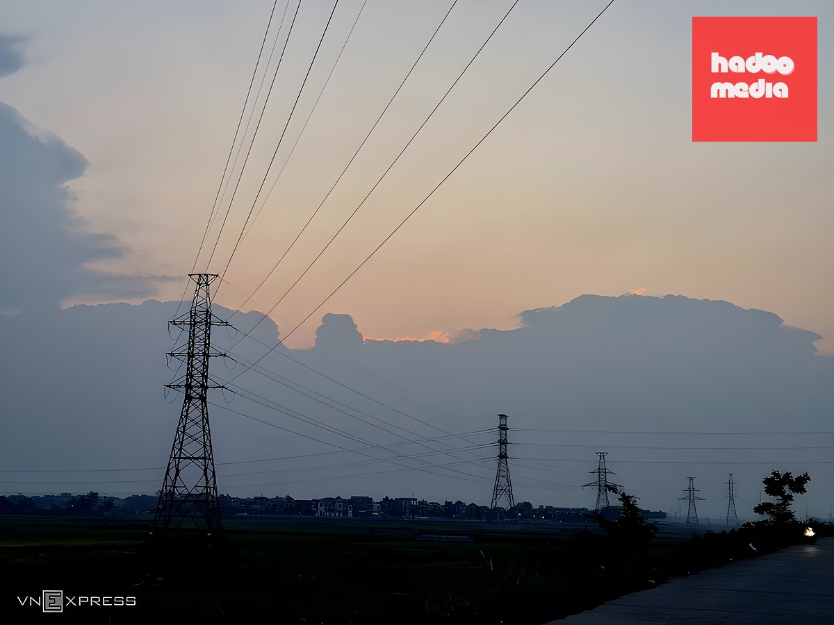 Mây giông phát triển ở phía tây Hà Nội, chiều tối 27/5. Ảnh: Gia Chính