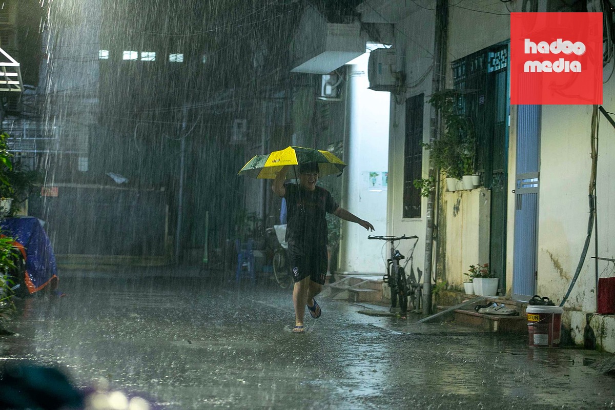 Cơn mưa rào tối 27-5 giúp thủ đô Hà Nội "giải nhiệt" sau chuỗi ngày nắng nóng - Ảnh: CHÍ TUỆ