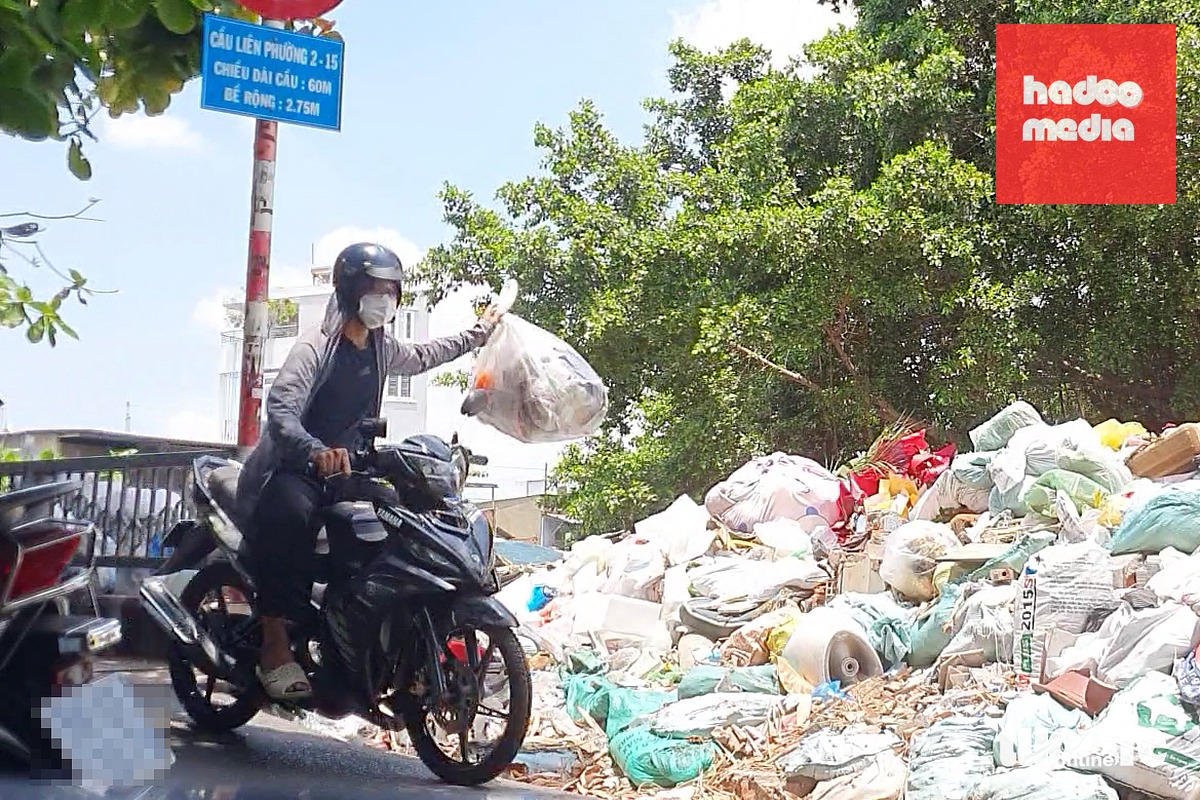 Nam thanh niên đi xe máy trên đường Nguyễn Xuân Ôn quăng bịch rác gần chân cầu Liên Phường 2-15 (phường Gia Định) vào ngày 7-5 - Ảnh: MINH HÒA